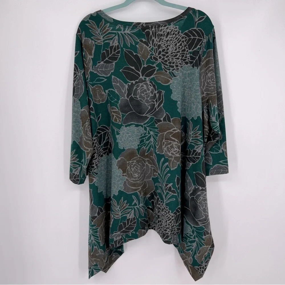 Avenue Floral Leaf Slit Roundneck Three-Quarter Sleeves Sharkbite Blouse - Picture 8 of 10